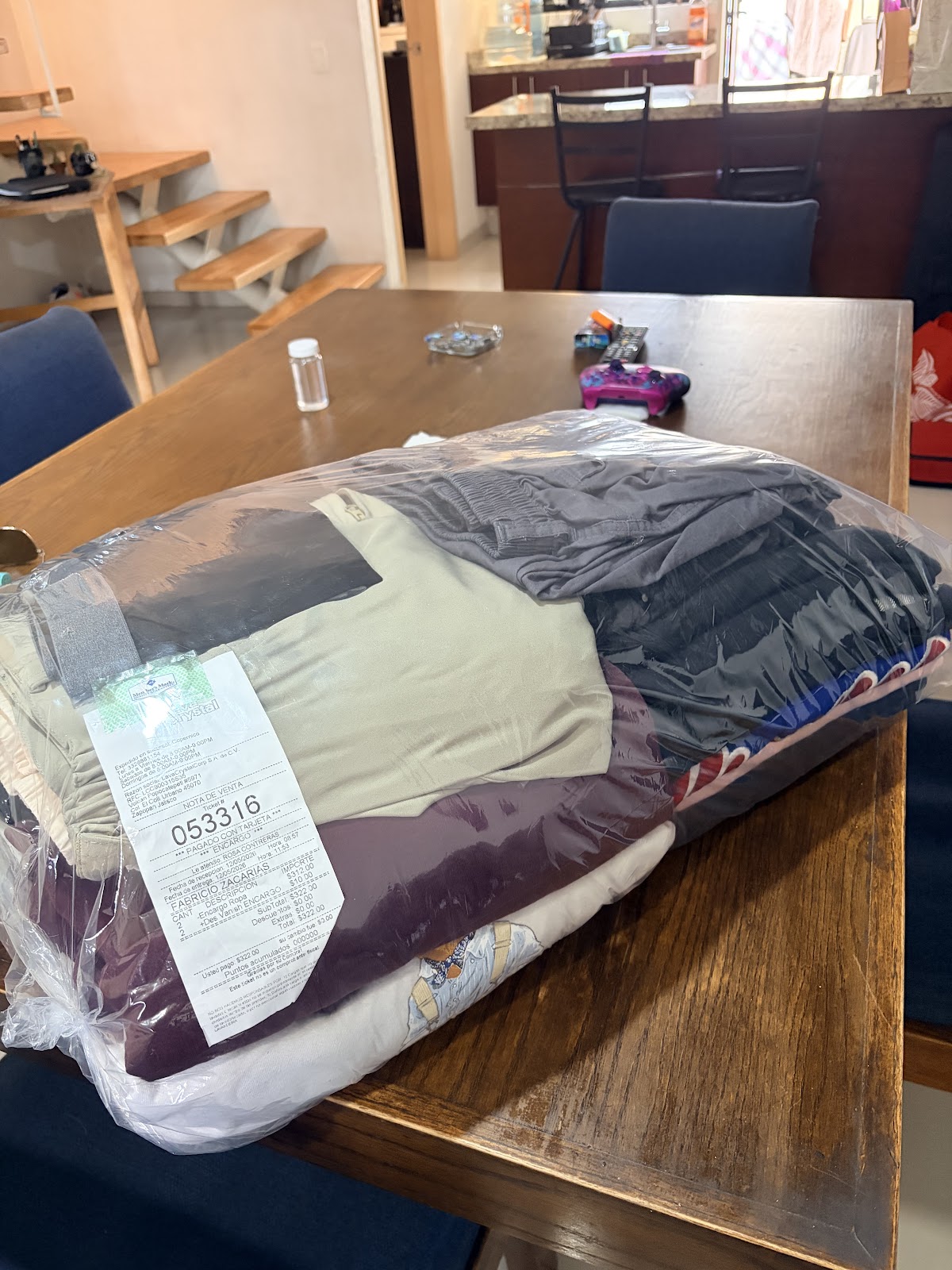 Ropa lavada y empaquetada lista para entregar
